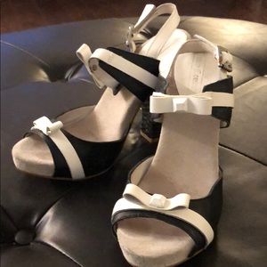 Super cute black & white tuxedo heels 🖤💟